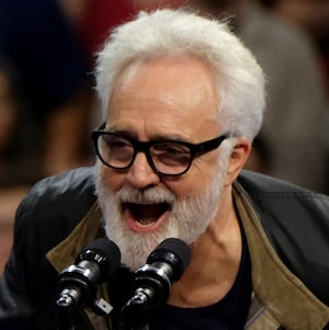 Actor Bradley Whitford campaigns for Democratic presidential nominee and U.S. Vice President Kamala Harris in Madison, Wisconsin, U.S. October 22, 2024.  REUTERS/Joel Angel Juarez