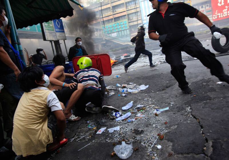 galleries/2010/05/14/thailand-protests/bangkok-violence-4_uko8xe