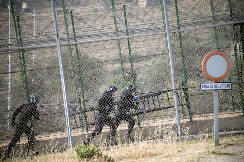 galleries/2014/05/30/onslaught-of-moroccans-rush-the-spanish-border-photos/140530-spain-fence10_hjd4sr