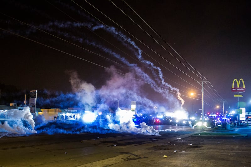 galleries/2014/08/18/missouri-protest-descends-into-chaos-photos/140818-missouri-riots-3_sezybg