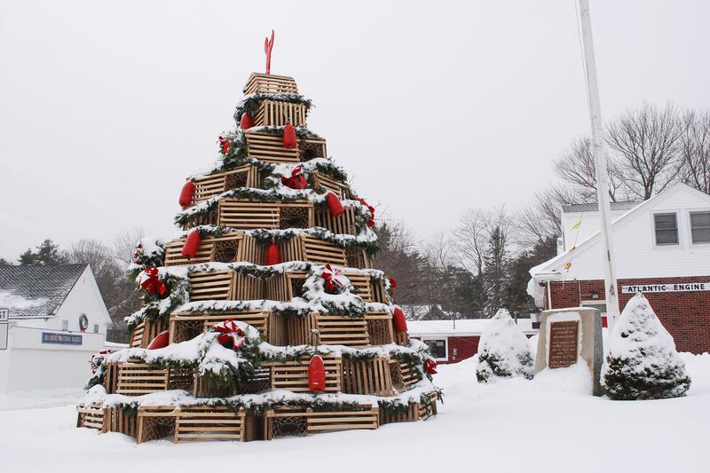 articles/2013/12/21/new-england-s-crazy-christmas-tree-tradition/131216-lobster-trap-christmas-trees-tease_ahraqr