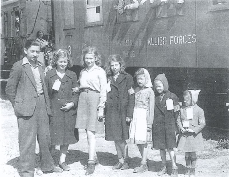 Weber_family_either_leaving_or_arriving_in_Bremerhaven_lrqulr