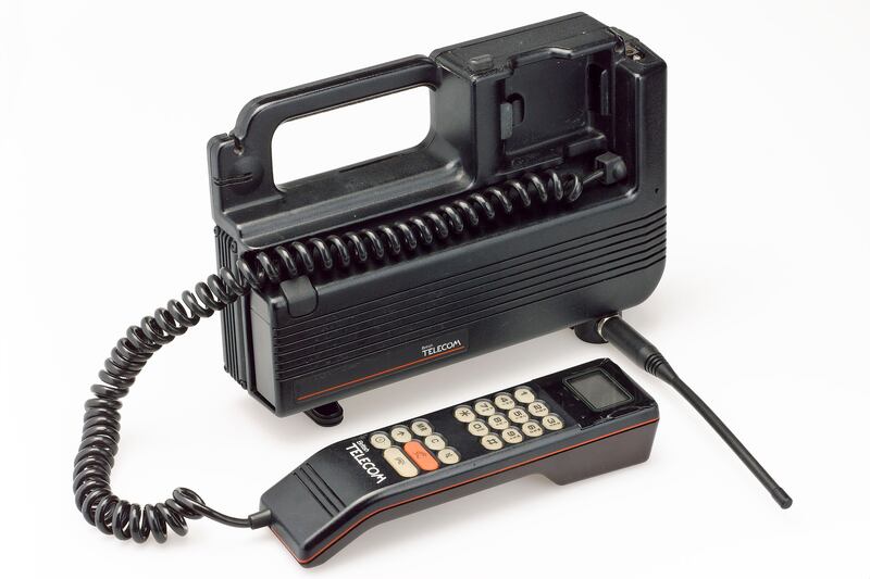 galleries/2013/04/03/cell-phones-through-history-motorola-dynatac-iphone-more-photos/130401-cell-phones8_nclq85