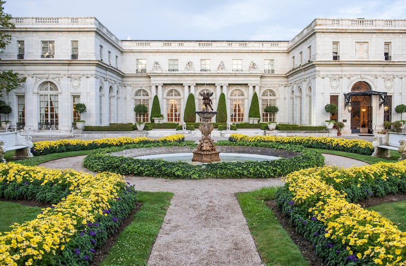 Rosecliff_front_facade_Dave_Hansen_The_Preservation_Society_of_Newport_County_kahevz