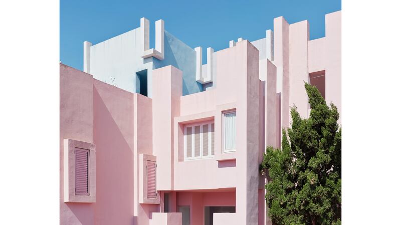 -Muralla_Roja_Calpe_Spain_Ricardo_Bofill_Taller_Arquitectura_010_wdvtsj