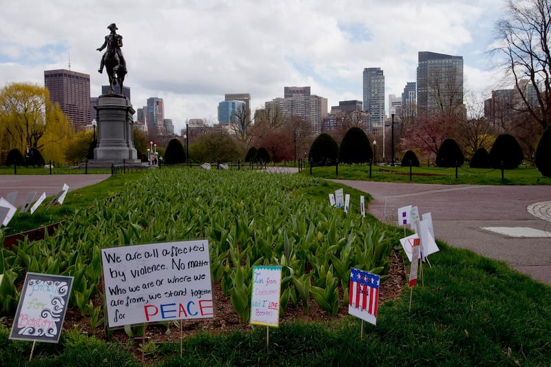 galleries/2013/04/19/haunted-boston-eerie-photos-of-the-locked-down-city/empty-boston-03_lmqijw