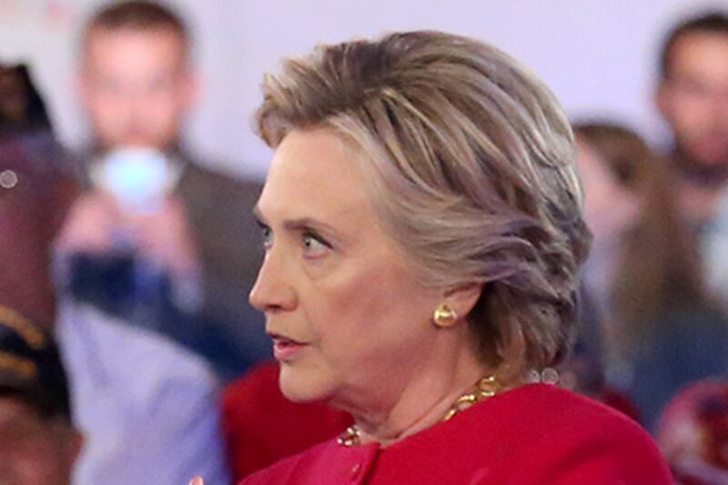 articles/2016/09/08/hillary-clinton-did-not-wear-an-earpiece-here-are-close-up-pictures-to-prove-it/160908-collins-hillary-clinton2-embed_wqz5c3