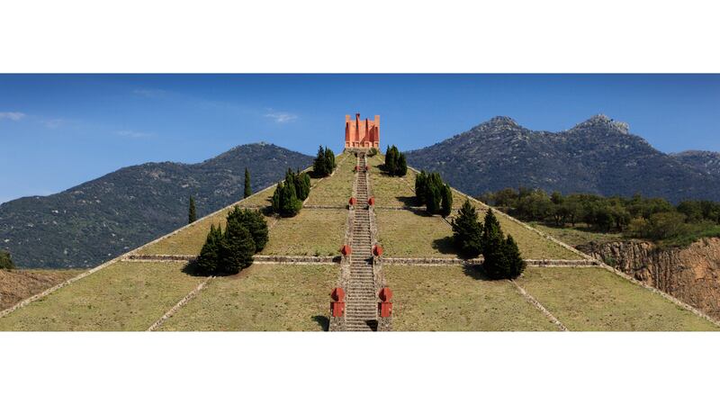 -The_Pyramid_Le_Perthus_France_Ricardo_Bofill_Taller_Arquitectura_01_anqu4u