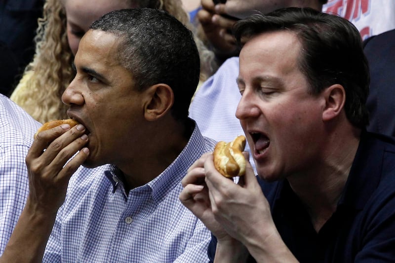 galleries/2012/07/05/justin-bieber-beyonce-more-celebrities-eating-hot-dogs-photos/celebs-eating-hotdogs-obama-cameron_fknzwy