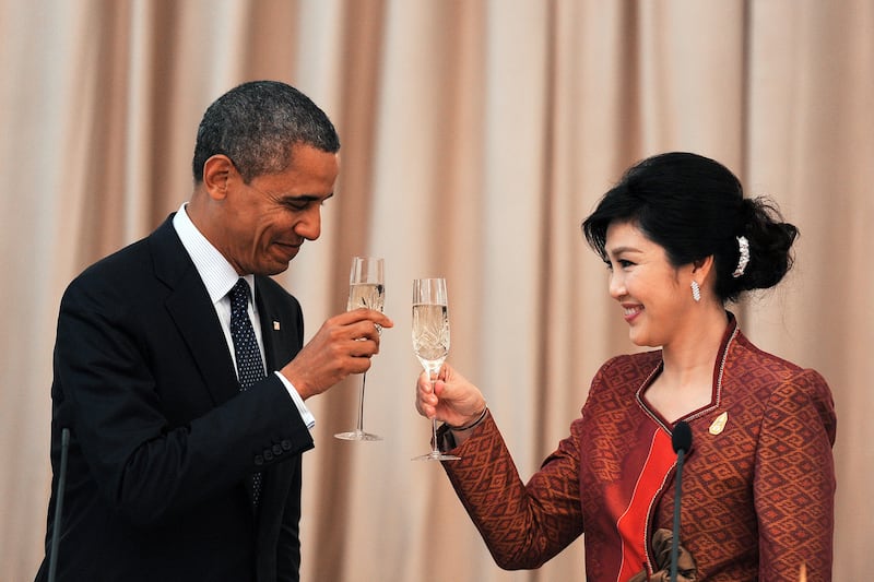 galleries/2012/11/19/awkward-obama-kisses-aung-san-suu-kyi-hillary-clinton-more-photos/obama-kissing-shinawatra_yjbotg