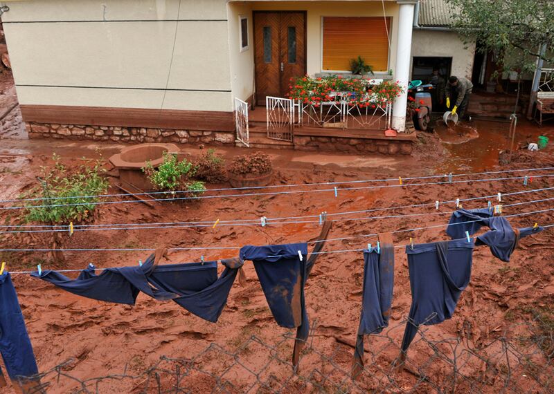 galleries/2010/10/06/toxic-sludge-engulfs-hungarian-towns/toxic-sludge-5_ubmzpe