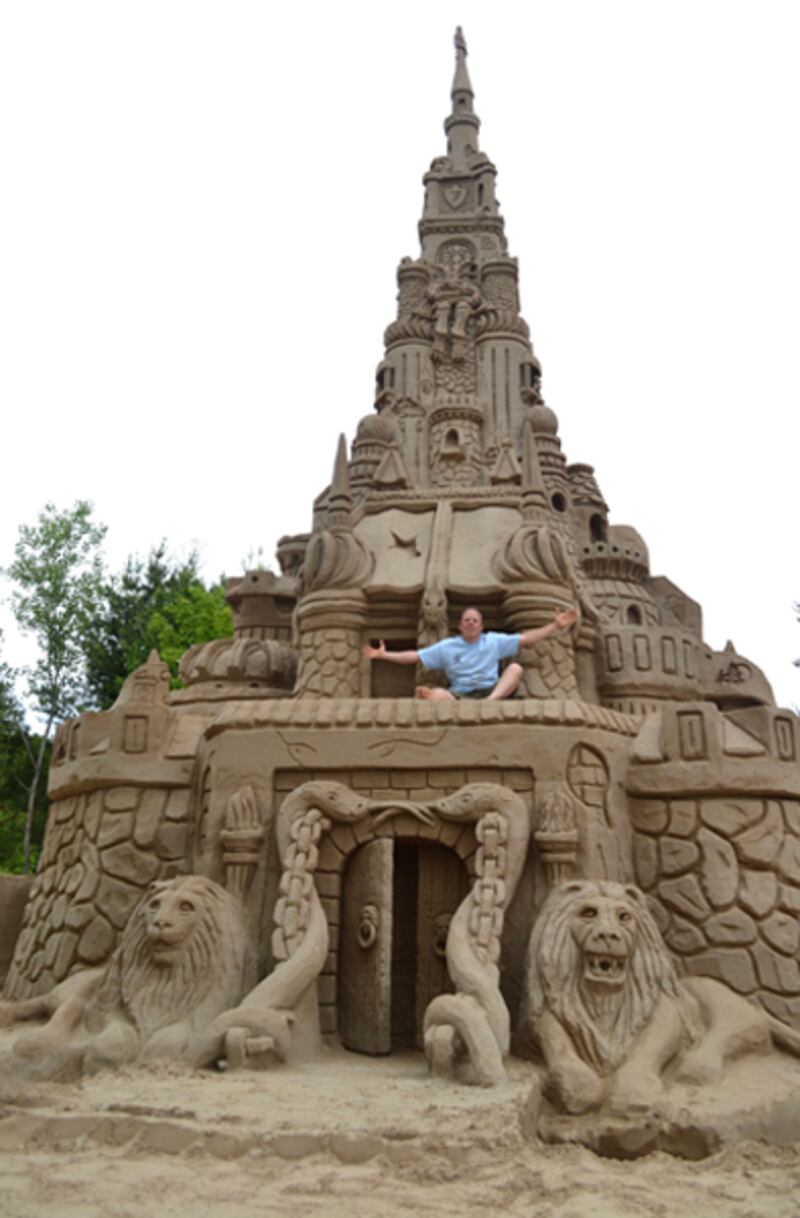 galleries/2011/07/16/most-amazing-sand-castle-photos/1-tallest-most-amazing-sand-castles-photos_ho0awb