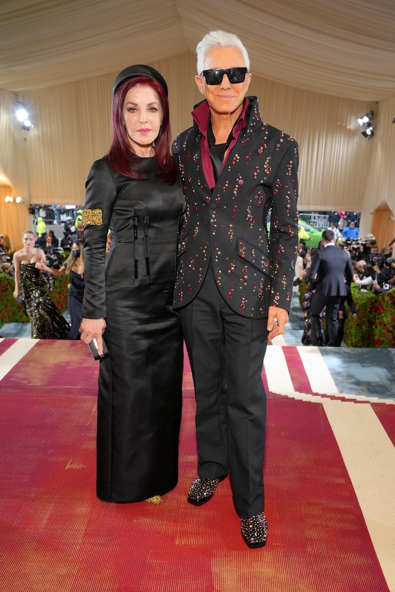 met-gala-Priscilla-Presley-and-Baz-Luhrmann_ajkqz4