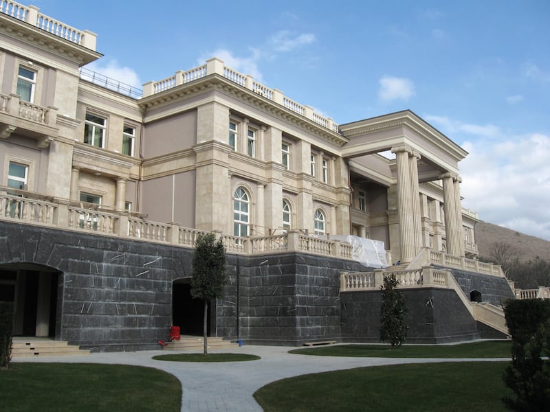 articles/2012/08/13/a-secret-putin-palace-on-russia-s-black-sea/russian-mansion-nemtsova-embed2_w9mdoo