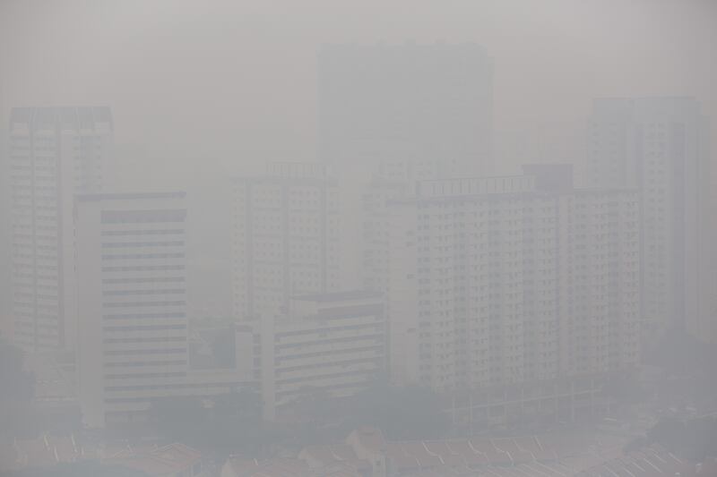 galleries/2013/06/20/terrifying-pollution-blankets-singapore-it-s-indonesia-s-fault/300620-Singapore-smog-07_qmryco