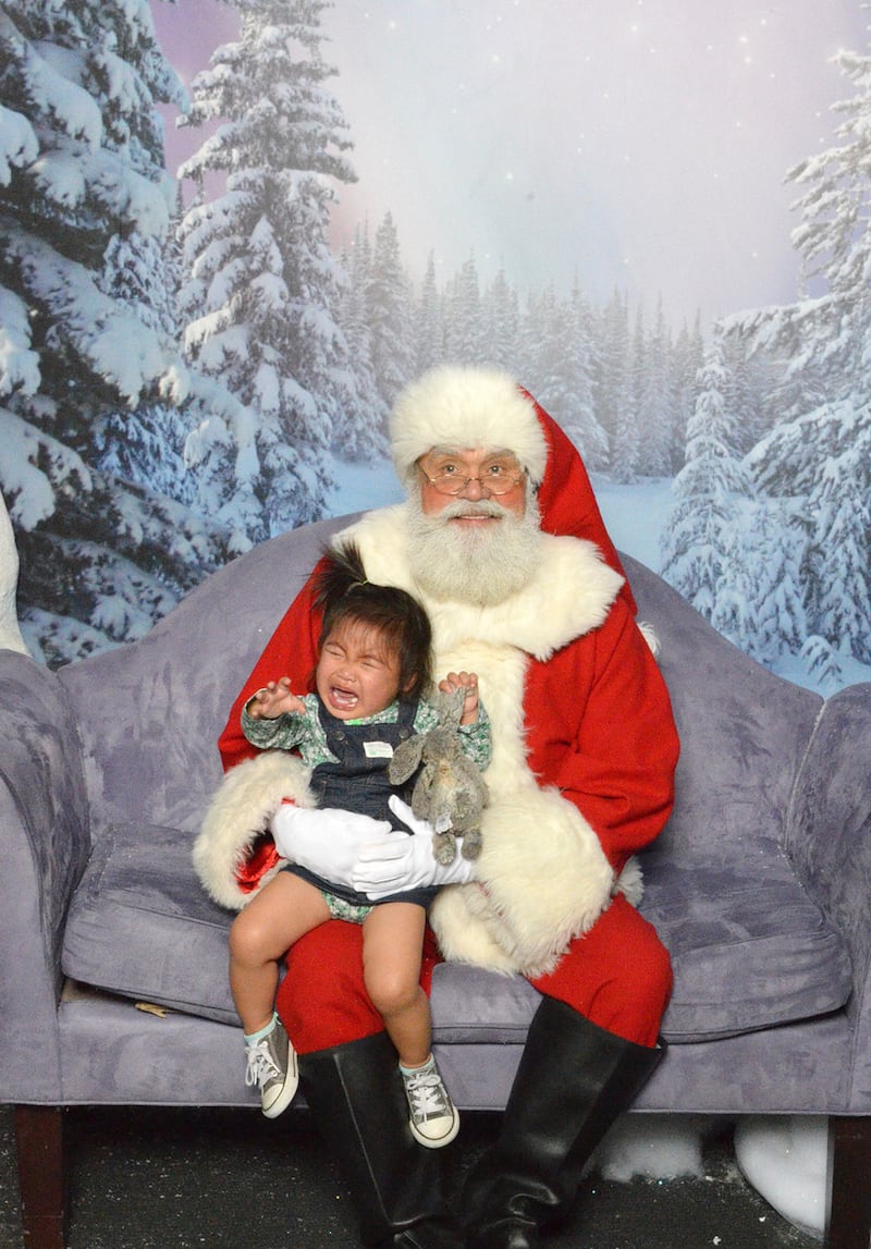 galleries/2015/12/21/children-horrified-by-santa-photos/151221-santa-kids2_vaqu5e