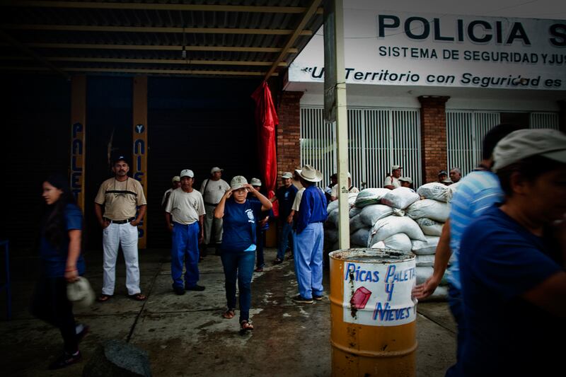 galleries/2013/10/03/mexico-s-all-female-vigilante-justice-squad-photos/131003-orlinsky-mexico16_pxlece