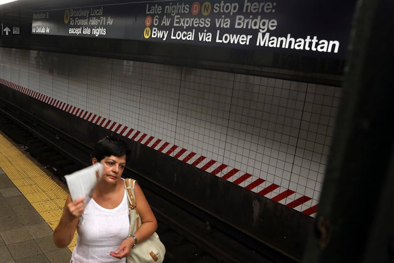 galleries/2013/07/20/east-coast-heat-wave-brings-out-the-fans-the-ac-and-the-parasols-photos/heatwave-06_otujqs