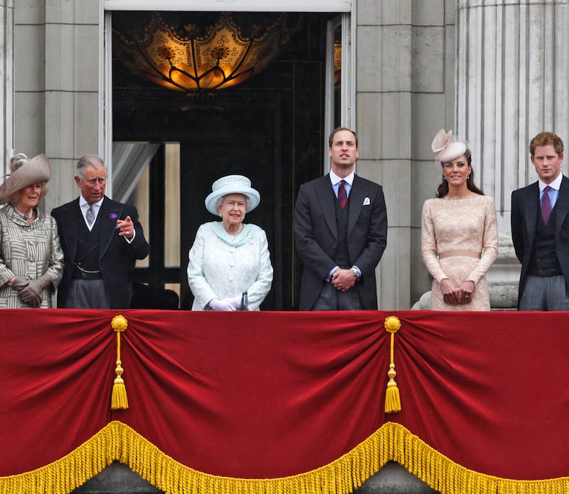 articles/2012/06/27/curtsey-controversy-the-analysis/queen-balcony-jubilee-topbox_tyl58y