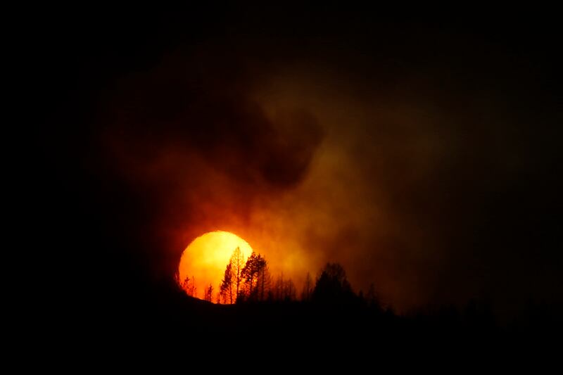 galleries/2013/08/18/wildfires-rage-in-idaho-photos/130819-idaho-fire-sun_zfafen