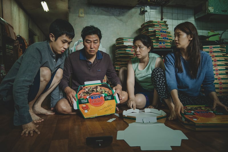 The_Kim_Family_Woo-sik_Choi_Kang-ho_Song_Hye-jin_Jang_So-dam_Park_in_Parasite._Courtesy_of_NEON_CJ_Entertainment_aafqn0