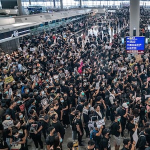 190813-hong-hong-kong-airport-protest-hero_ogcmbq