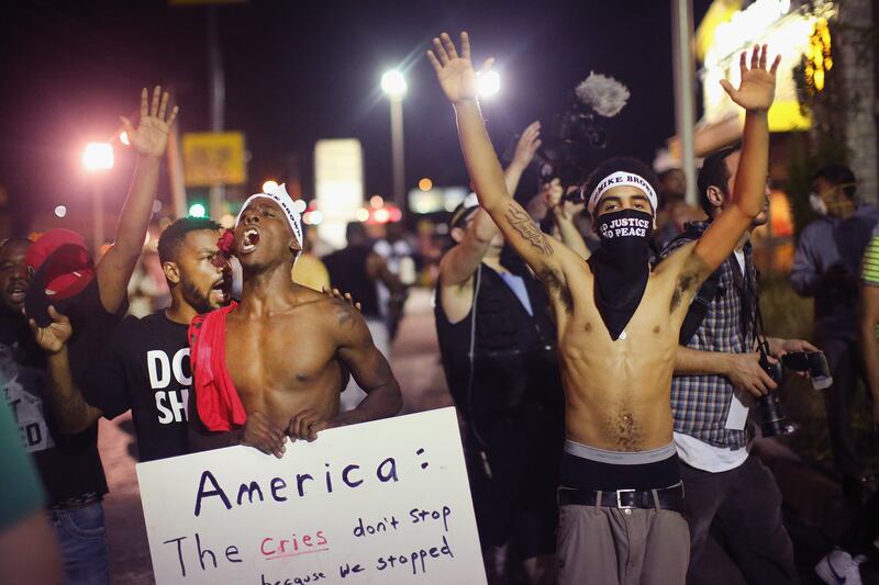 galleries/2014/08/18/missouri-protest-descends-into-chaos-photos/140820-ferguson-riots-update4_qgr9jm