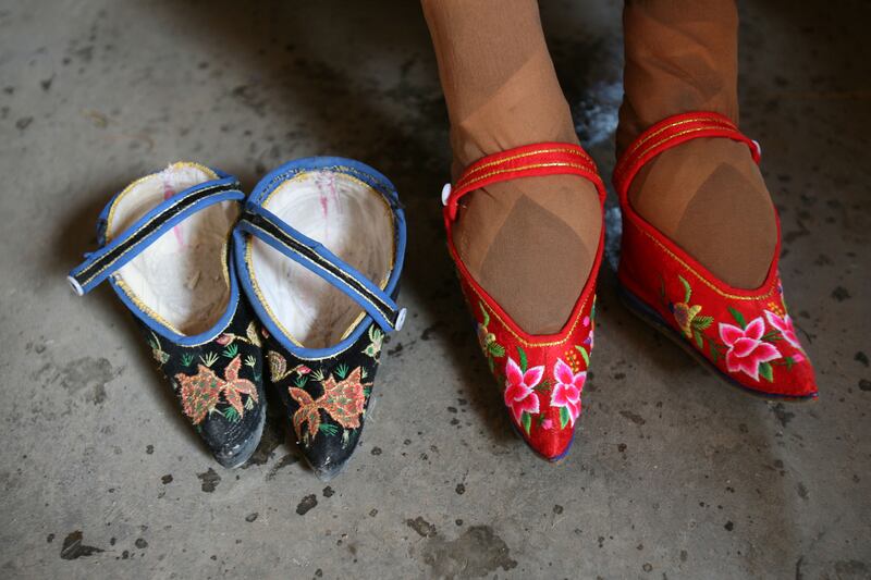 articles/2014/07/02/china-s-last-foot-binding-survivors/140701-strochlic-binding-tease-NEW_wtoyiz