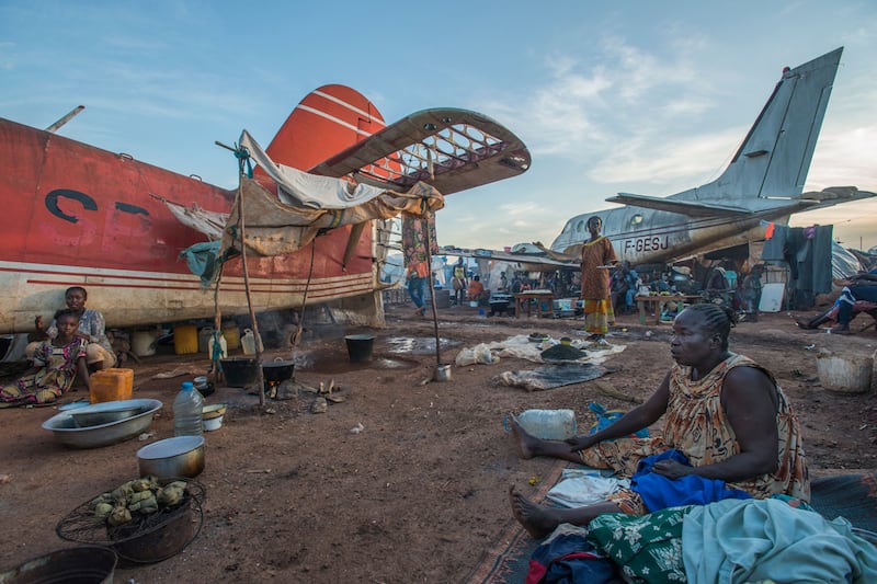 galleries/2014/05/25/stranded-at-bangui-airport-the-refugee-crisis-in-central-african-republic-photos/bangui-airport-dwellers-11_gp63su