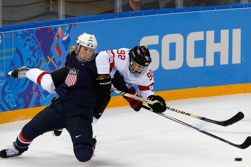 galleries/2014/02/13/gloves-come-off-and-women-s-hockey-gets-dirty-in-sochi-photos/140212-oly-hockey6_kuqupy