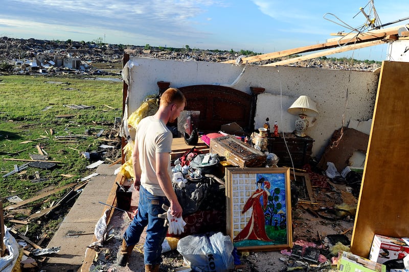 galleries/2013/05/20/photos-of-moore-oklahoma-after-the-tornadoes/130522-oklahoma-tornado-update2_cu80gr