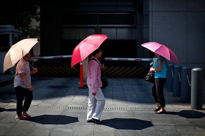 galleries/2013/07/20/east-coast-heat-wave-brings-out-the-fans-the-ac-and-the-parasols-photos/heatwave-05_xfi31k