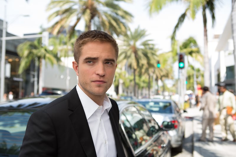 articles/2015/03/08/david-cronenberg-on-soul-crushing-hollywood-bdsm-and-limo-sex-with-robert-pattinson/140718-maps-stars-tease_ipgsyk