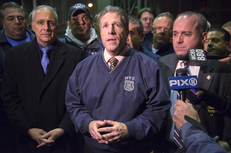 articles/2014/12/21/the-ny-police-union-s-vile-war-with-mayor-de-blasio/141221-tomasky-pba-comments-embed_mazrju