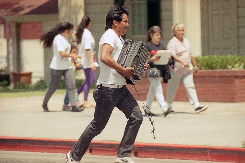 galleries/2012/04/26/dramatic-l-a-riots-photos/los-angeles-riots-tv-looter_kinmqm