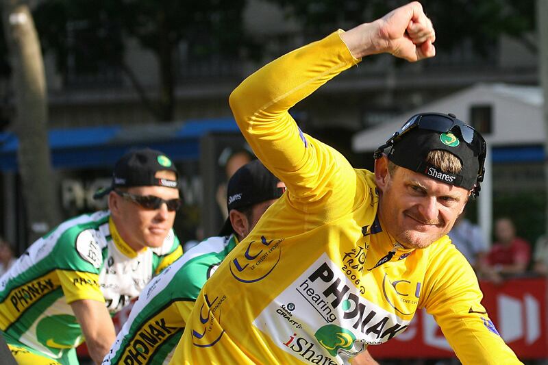 galleries/2012/02/27/lance-armstrong-controversies-doping-livestrong-and-the-ladies-photos/livestrong-floyd-landis_hji1se