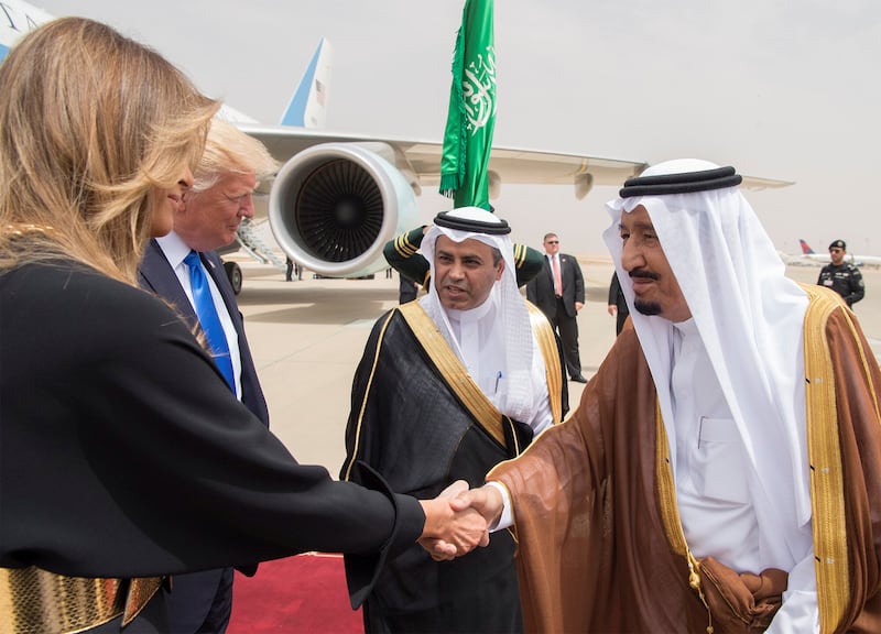 Melania Trump shaking King Salman by the hand