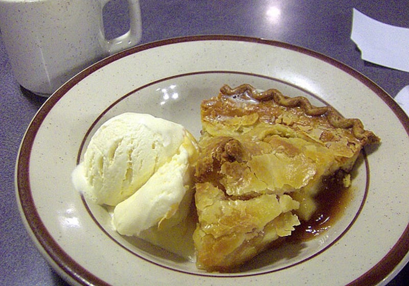 galleries/2010/11/16/25-deadliest-pies/pies---apple-pie-dennys_jbisb6