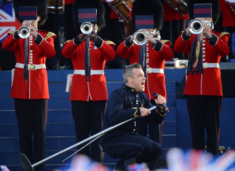 galleries/2012/06/03/queen-elizabeth-s-diamond-jubilee-kate-middleton-prince-william-and-more-photos/jubilee-day-3-robbie-williams_a0d2dk