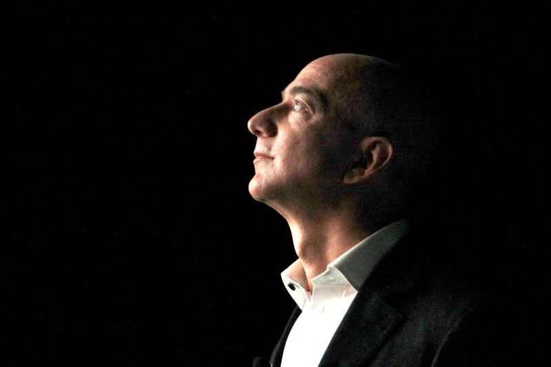 articles/2013/10/11/jeff-bezos-s-dad-was-a-circus-performer-and-5-more-juicy-bits-from-the-tell-all-book/131011-jeff-bezos-tease_rjhrxg