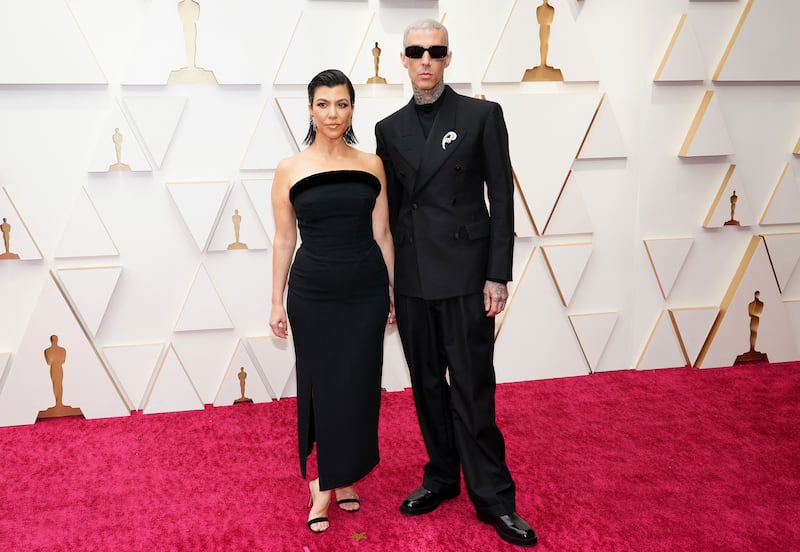 220327-oscars-red-carpet-kourtney-kardashian-travis-barker_qfzldp