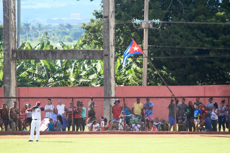 190105-bain-cuba-baseball-04-fans-and-flag-by-fence-embed_ieretk