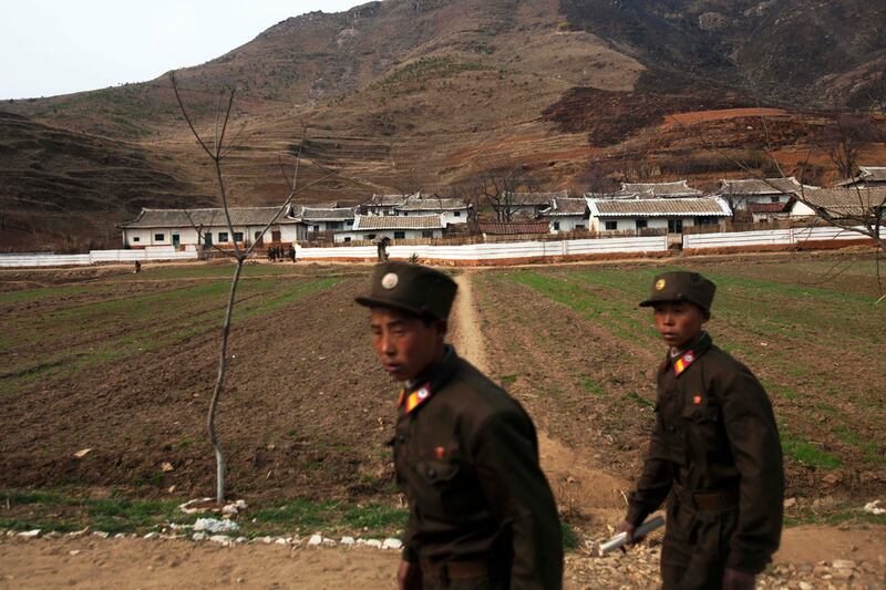 galleries/2011/12/20/life-inside-north-korea-photos/life-in-north-korea-soldiers-field_ct0zrz