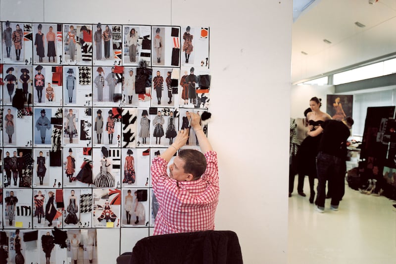 galleries/2013/11/04/alexander-mcqueen-working-progress-photos/mcqueen-waplington-book-9_nhb5xb