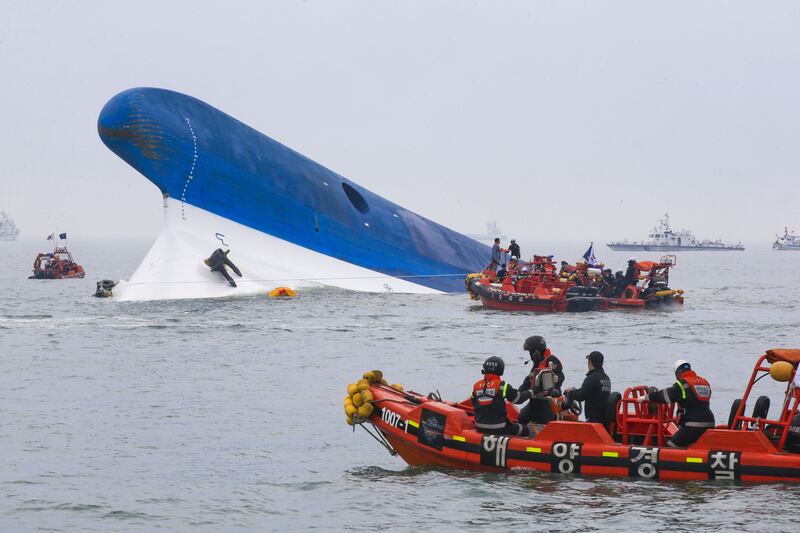 galleries/2014/04/16/south-korean-shipwreck-the-search-for-survivors/140416-south-korea-ferry06_qvvczq