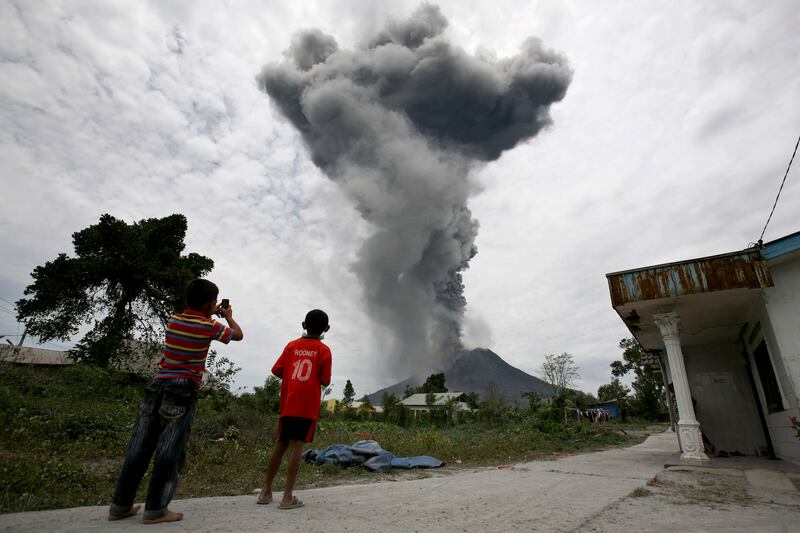 galleries/2013/09/17/indonesian-volcano-eruption-displaces-thousands-photos/130917-volcano-05_fwj36c