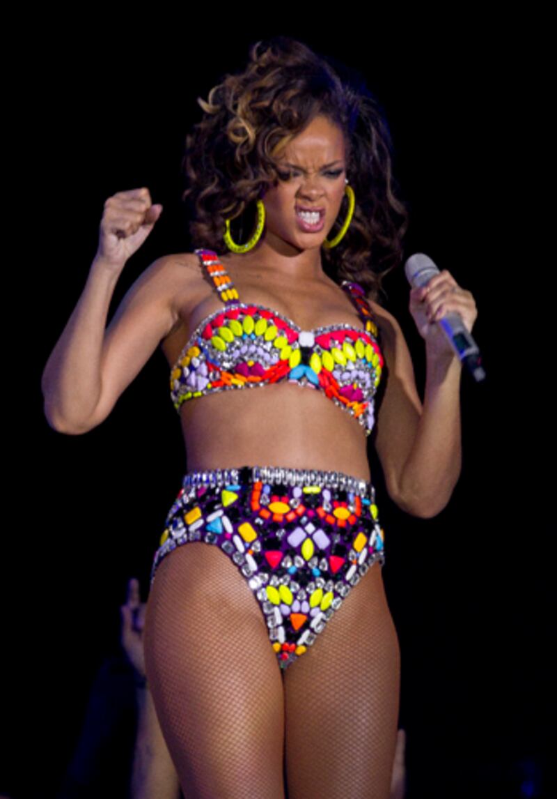 galleries/2012/01/21/rihanna-bikinis-twitter-pictures-on-tour-in-barbados-more-photos/rihanna-bikinis-stage_nqteoq