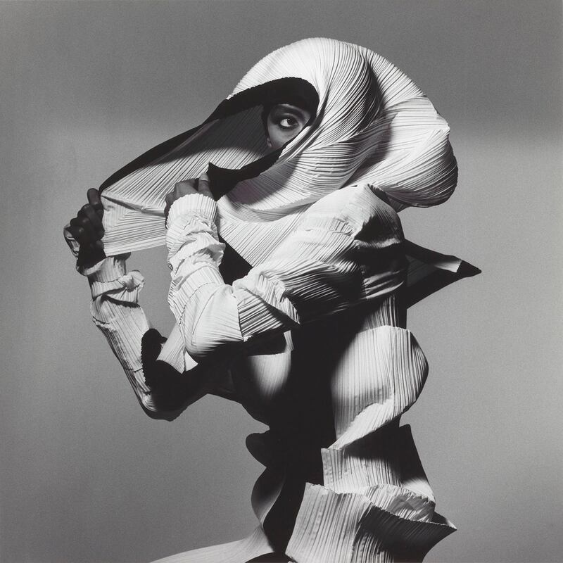 galleries/2016/06/15/irving-penn-s-gloriously-strange-images-photos/160610-Irving-Penn-Fashion-07_ztrwvy