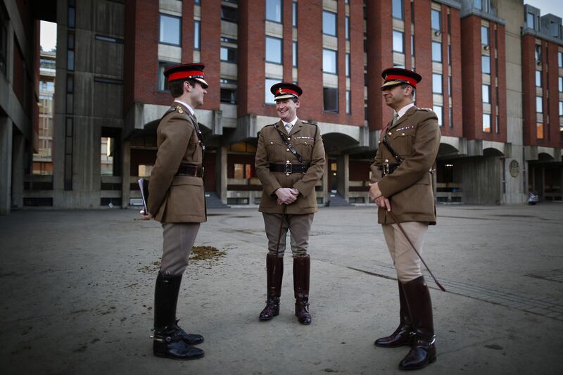 galleries/2012/03/29/pomp-circumstance-and-manure-a-day-in-the-life-of-the-royal-household-cavalry/household-cavalry-5_m5ozj6