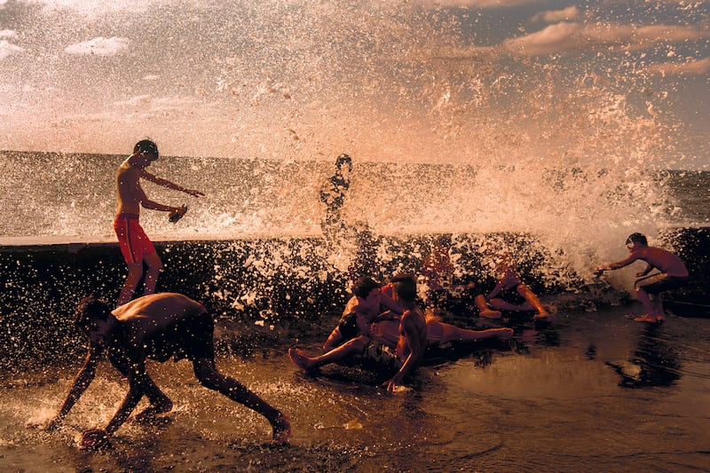 galleries/2015/11/14/love-and-war-through-peter-turnley-s-lens-photos/151113-love-war16_x7sube